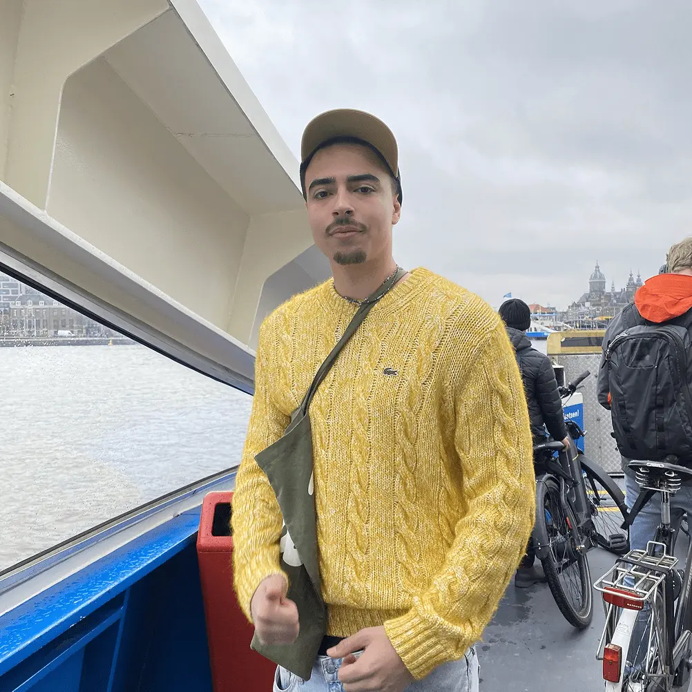 Photo d'Andrea en légère contre-plongée